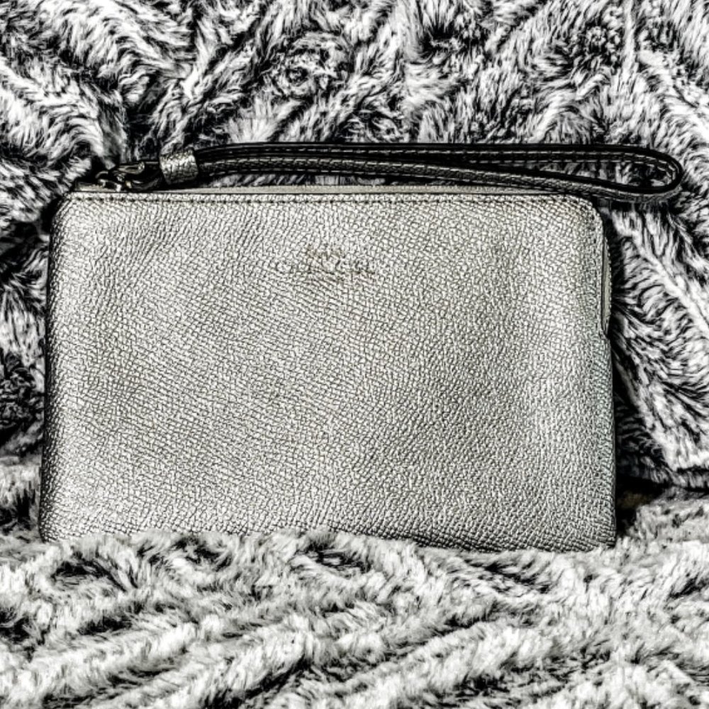 NWOT - COACH SILVER/SILVER CORNER ZIP WRISTLET (F21070)